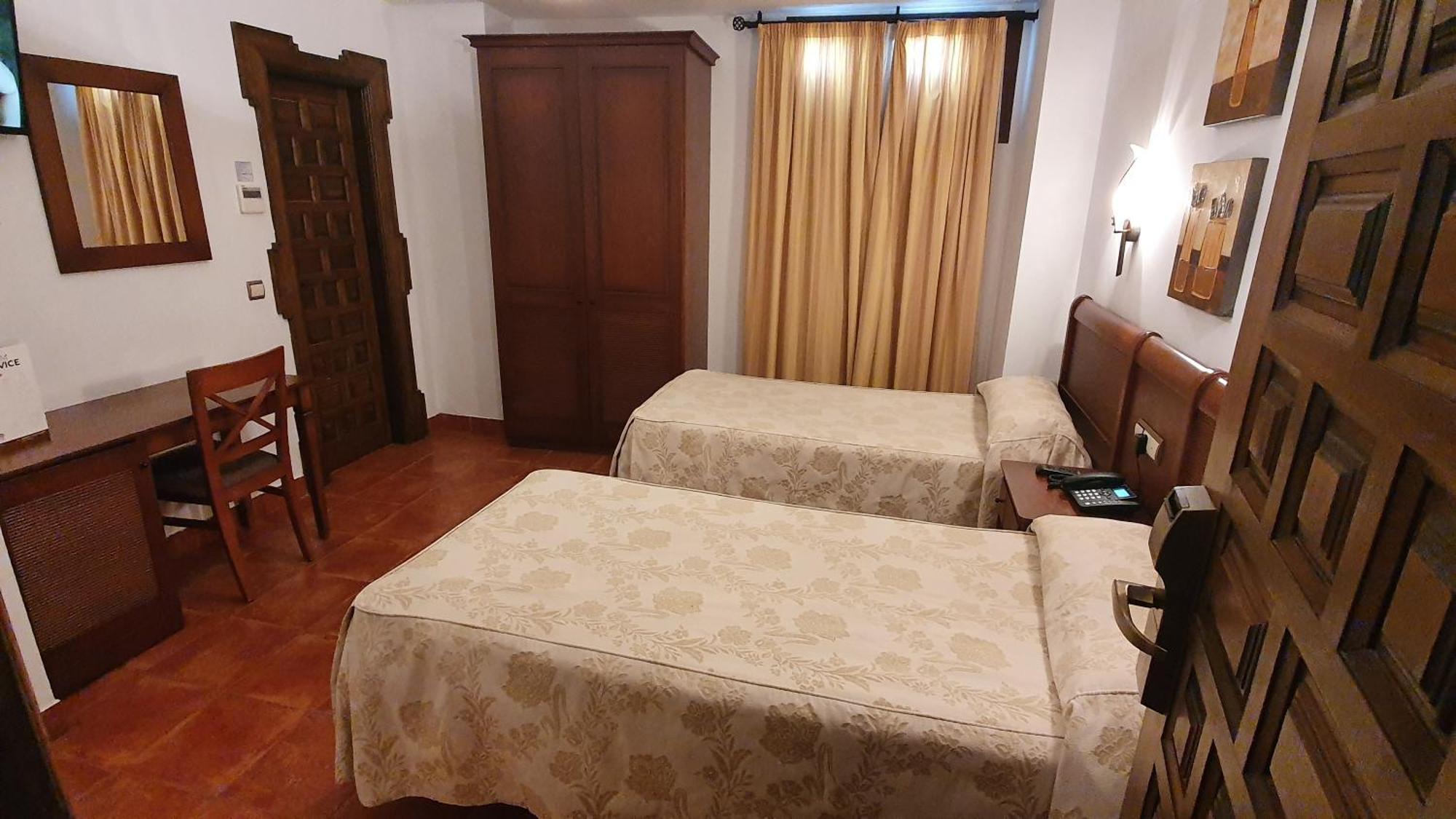 Interior Double or Twin Room,1272810040:JPEG